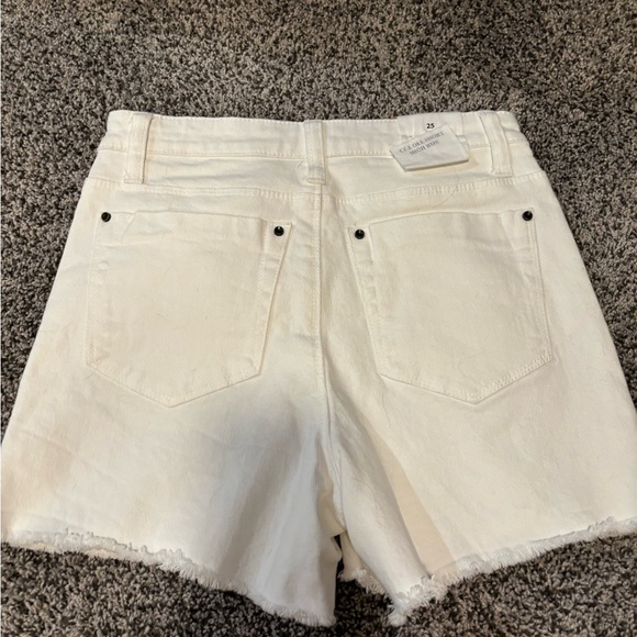 White Denim Shorts A Loves A Dillard’s Size 25 - Picture 4 of 5